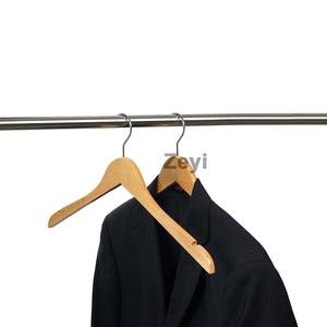 Logo personnalisé Cintres en bois massif de qualité supérieure pour femme au foyer Porte-vêtements antidérapants à épaules larges pour usage quotidien - Product Image 6