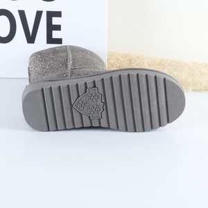 Nuevas <span class=keywords><strong>botas</strong></span> <span class=keywords><strong>Uggs</strong></span> de innovación para <span class=keywords><strong>mujer</strong></span>, <span class=keywords><strong>botas</strong></span> de nieve con adornos de cristal ostentosos con venta al por mayor de nuevos materiales - Product Image 3