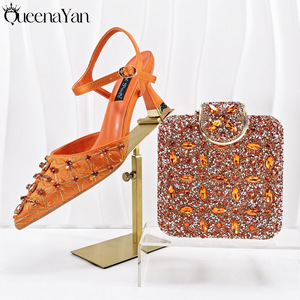 Chaussures de soirée formelles de luxe faites à la main pour femmes, ornées de perles et de strass, avec pochette assortie, à bout pointu, à enfiler, talons hauts de 6-8 cm, pour mariage - Product Image 3