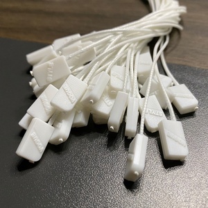 Cordon personnalisé économique pour étiquettes volantes, en polyester, pour étiquettes en tissu de luxe, avec logo en relief et scellé plastique - Product Image 1