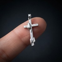 Collier pendentif en acier inoxydable en gros, croix chrétienne avec mains entrelacées, style religieux vintage, pour la fabrication de bijoux en gros