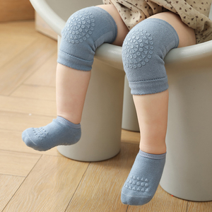 Venta al por mayor piso caminar calcetines bebé niño niños rodilleras antideslizantes <span class=keywords><strong>Protector</strong></span> y calcetines conjunto para gatear con empuñaduras - Product Image 3