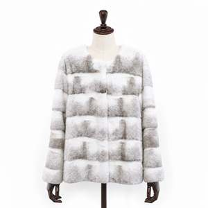 Abrigo de Piel de Visón Cruzado, Color Blanco Plateado, Chaqueta de Invierno con Paneles Horizontales de Piel Auténtica para Mujer, Prenda Exterior Elegante - Product Image 1