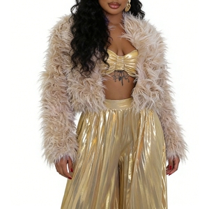 Manteau en fausse fourrure pour femme - Manteau tendance et ample en fourrure synthétique pour soirée, couleur audacieuse, style affirmé - Product Image 5