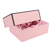 Caja de Cartón Rígido Rosa con Logotipo Personalizado en Relieve, Laminación Brillante con Cinta, para Empaque de Regalos de Calzado y Ropa de Lujo Moderno