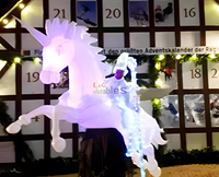 Cheval de saut géant volant à DEL avec ailes pour publicité extérieure, événement, fête et spectacle.