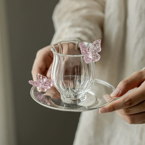 Collezione di Tazze in Stile Giapponese con Motivo Floreale, Design Artigianale con Narciso e Farfalla, Tazza in Vetro Resistente al Calore per Caffè e Tè - Product Image 4