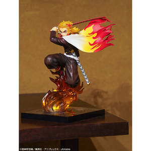 Ichiban Kuji Premiere E [JAP] 1kg Modèle en résine Jouet de collection Décoration avec des personnages d'anime Demon Slayer Kyojuro Rengoku - Product Image 1
