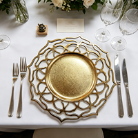 Assiette de service de luxe artistique contemporaine dorée ajourée à motif toile, durable pour la restauration fine moderne et les mariages