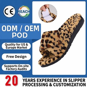 Pantofole da <span class=keywords><strong>donna</strong></span> in peluche con cinturino incrociato, regolabili con velcro, supporto plantare, memory foam, <span class=keywords><strong>ortopediche</strong></span>, suola in EVA, personalizzabili con logo, all'ingrosso - Product Image 1