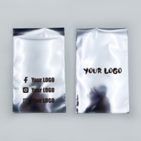 Pochettes et sacs d'expédition autocollants métallisés argentés avec logo personnalisé, résistants aux déchirures, emballage de luxe, taille personnalisée disponible