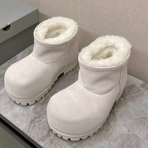 Botas de nieve impermeables y cálidas para parejas, de diseño de lujo y personalizadas, con suela gruesa hecha de cuero genuino. - Product Image 1
