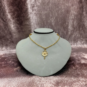 Collier en or jaune avec pendentif fleur texturé et détails en filigrane complexe, bijoux raffinés pour femmes - Product Image 2