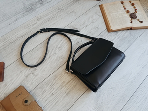 Sac bandoulière en cuir noir fait main pour femme, petit sac à main personnalisé en cuir, cadeau pour elle - Product Image 1