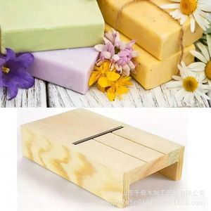Cortador de jabón de madera hecho a mano, herramienta artesanal de estilo minimalista para hacer jabón y usar con aceites esenciales - Product Image 5