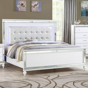 Ensemble de meubles de chambre à coucher blanc avec tête de lit capitonnée éclairée par LED, accents miroir et commode et table de chevet assorties - Product Image 1