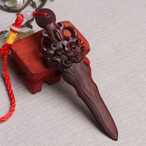 Colgante de espada de madera de durazno natural con efecto rayo, accesorio personal temático para niños, regalo de uso general - Product Image 3