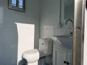 Remorque de toilettes mobiles portables de conception moderne pour événements extérieurs, fournie directement par l'usine chinoise – Remorque de toilettes mobiles VIP - Product Image 5