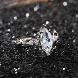 Anello Oversize con Cristalli Marquise per Donne, Accessorio Moda per Uso Quotidiano e Feste - Product Image 4