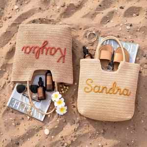 Sac fourre-tout de plage personnalisé en paille tressée à la main avec patch en chenille couleur unie pour voyage entre filles, enterrement de vie de jeune fille, demoiselle d'honneur - Product Image 1