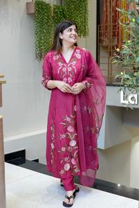 Kurta en soie Chanderi rose pour femme, broderie florale, coupe classique, longueur standard, style ethnique indien traditionnel, décontracté, pour fêtes, livraison rapide - Product Image 1