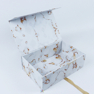 Boîte à vêtements en papier avec fermeture magnétique de luxe personnalisée, pliable, en marbre, avec ruban - Product Image 2