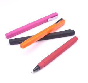 Stylo à bille carré populaire en caoutchouc noir givré, avec clip promotionnel, impression de logo d'hôtel personnalisée - Product Image 4