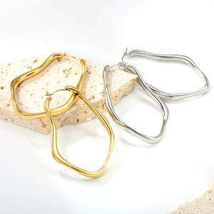 ต่างหูทรงเรขาคณิตแบบวงกลมชุบทอง 18k สแตนเลสสตีล กันน้ำ ดีไซน์ไม่ซ้ำใคร รับผลิตตามสั่ง ขายส่งจำนวนมาก - Product Image 5