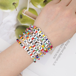 Bracelets promotionnels d'été bon marché pour femmes, bijoux tendance en acrylique personnalisés avec lettres, initiales en verre, perles de rocaille pour dames, vente en gros - Product Image 1