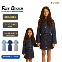 Conjunto de mezclilla a juego para hermanas de fabricante OEM A&J: Chaqueta corta y falda acampanada con botones para niñas, color azul marino oscuro con botones dorados.
