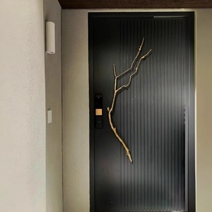 Poignée de porte sculpturale en bronze en forme de branche d'arbre, rustique et asymétrique, quincaillerie architecturale pour hôtel de charme et entrée en bois massif - Product Image 2