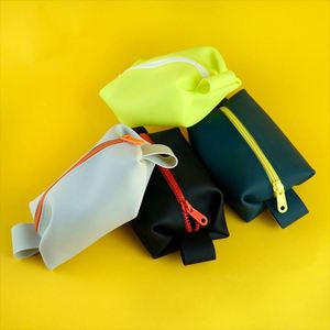 Grande trousse de maquillage pour femme en silicone, résistante à l'eau, avec poignée souple, motif bonbons, pour voyage, fermeture éclair - Product Image 3