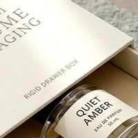 Boîte à parfum rigide blanche de luxe personnalisée avec emballage écologique réutilisable pour les cosmétiques, les soins de la peau et les parfums