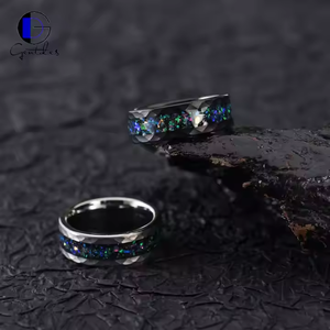 Bague de fiançailles en tungstène noir martelé 8MM avec incrustation d'opale concassée et d'opale galaxie, vente en gros de bijoux Gentdes - Product Image 4