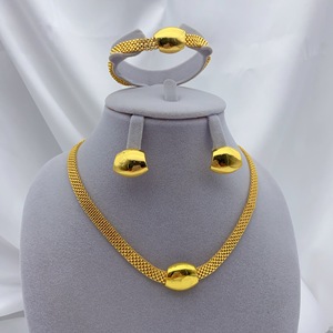 Set <span class=keywords><strong>di</strong></span> Gioielli <span class=keywords><strong>di</strong></span> Lusso Placcati in Oro in Stile Dubai/Medio Orientale (Collana, Orecchini e Bracciale da Sposa Indiani) - Product Image 3