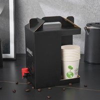 Maßgefertigte Schwarze Wellpappe-Kaffeedosierer-Box mit Zapfhahn, Tragegriff und Becherhalterungsfenster