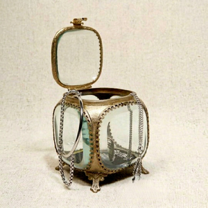 Boîtes de rangement décoratives en verre biseauté faites à la main et personnalisées avec cadre métallique pour organiser les bijoux, boîtes en métal et en verre - Product Image 1