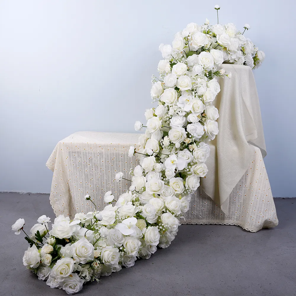 Vente en gros d'accessoires de mariage roses artificielles en soie blanche rangées de fleurs artificielles chemin de table pour la décoration de mariage
