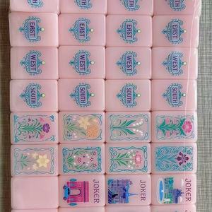 160 piezas de fichas de mahjong americanas hechas de acrílico de alta calidad de 4 capas con patrones de cisnes rosas, ideales para juegos de fiesta. - Product Image 1