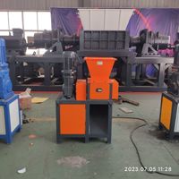 Les broyeurs à double arbre de petite et moyenne taille Shengzhong sont principalement utilisés pour le recyclage des déchets métalliques, des bouteilles en plastique, des déchets électroniques et des disques durs.