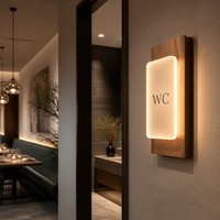 Panneau de signalisation de toilettes lumineux en alliage d'aluminium de qualité supérieure, plaque de toilettes d'hôtel rétroéclairée de luxe, signalétique de salle de bain en acrylique givré IP54