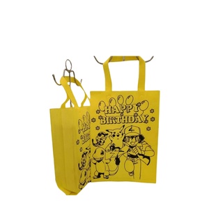 Sac à poignée latérale non tissé imprimé personnalisé Fourre-tout Spunbond coloré avec personnage d'anniversaire pour les souvenirs de fête - Product Image 1