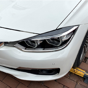 Adhesivo Decorativo para Faros Delanteros BMW Serie 3 F30 F31, Textura de Fibra de Carbono Negro Piano, 2012-2018, Accesorio de Modificación - Product Image 1