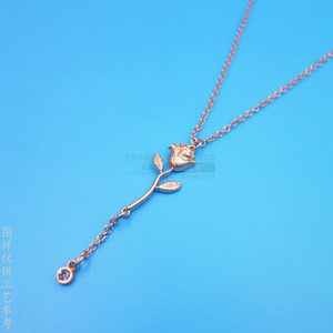 Collier en métal 3D finement sculpté en forme de rose, pendentif en alliage de zinc or rose, bijou fantaisie en forme de fleur, cadeau, ras-de-cou tendance - Product Image 1
