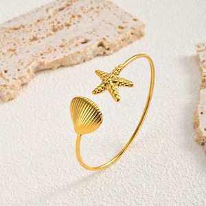 Brazalete Abierto de Acero Inoxidable Minimalista y Ligero para Mujer, con Diseño de Estrella de Mar y Concha, Joyería de Moda Diaria, Impermeable y Moderna - Product Image 4