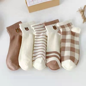 Vente en gros 10 paires en vrac coréen mignon ours dessin animé chaussettes courtes drôle noir et blanc vache impression coupe basse cheville chaussettes ensemble pour les femmes - Product Image 3