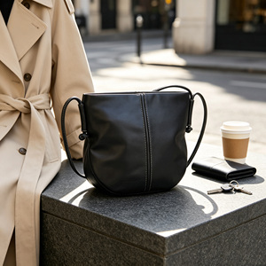 Elegante Bolso Bandolera de Cuero Minimalista para Mujer, Forma Curva Suave, Correa Anudada, Bolso de Hombro Casual - Product Image 1