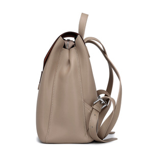 Mochila de cuero genuino con costuras en dos tonos Mochila de mujer de moda con diseño de hebilla simple - Product Image 5