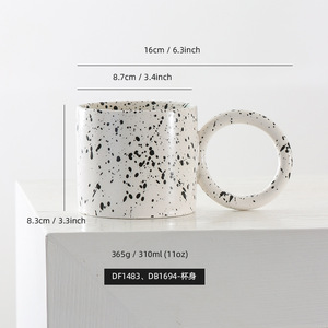 Taza de Cerámica Blanca con Diseño de Salpicaduras Negras, Acabado Mate, Asa en Forma de Anillo, Estilo Nórdico, Taza de Café, Taza de Regalo - Product Image 2