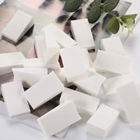 Esponja de maquillaje triangular de látex lavable OEM blanca al por mayor, herramienta mezcladora de cosméticos, modelo Little T, borla para polvos.